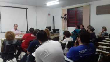 Notícia - Professores se manifestam contra edital dos ACTs
