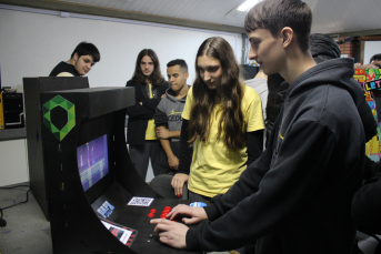 Notícia - Alunos da UniSatc transformam computadores danificados e doam fliperamas novos ao Cedup