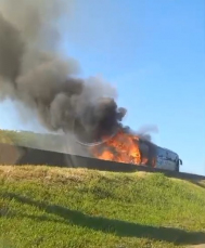Notícia - [Vídeo] Criciúma: Ônibus de turismo pega fogo na BR-101 e motorista é hospitalizado