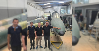 Notícia - Prefeito posa ao lado de caça militar AMX que pode ir para Pedras Grandes