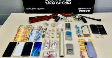 Notícia - Cinco homens são flagrados com drogas e armas em Morro da Fumaça