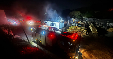 Notícia - Madeireira é atingida por incêndio em Siderópolis 