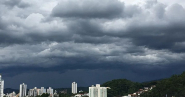 Notícia - Risco de alagamentos marca previsão de temporais em SC