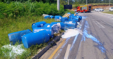 Notícia - Carga de resina cai de caminhão e mobiliza equipes em Criciúma