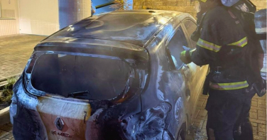 Notícia - Carro é incendiado no Centro de Criciúma