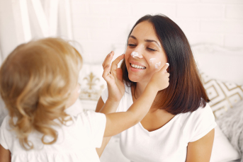 Notícia - Adultização infantil: dermatologistas alertam para riscos do uso precoce de cosméticos