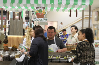 Notícia - Entre as lojas do shopping, o colonial