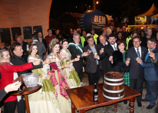 Notícia - Está aberta a Festa do Vinho