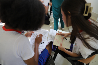 Notícia - Secretaria Municipal de Educação promove aulas preparatórias para a Olimpíada de Astronomia e Astronáutica (OBA)