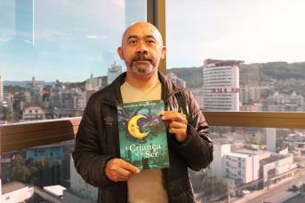 Notícia - [Áudio] Ivonilson Magalhães lança novo livro: 'A Criança e o Ser'