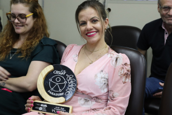 Notícia - Campeã Nacional de Parasurf, criciumense Maryele Cardoso é homenageada na Câmara
