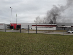Notícia - Pequeno incêndio atingiu a Plasson neste domingo