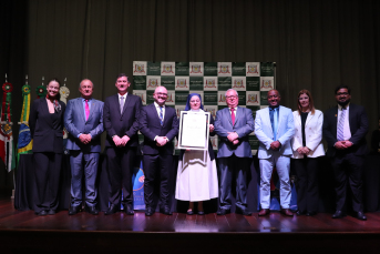 Notícia - Câmara de Criciúma homenageia 70 anos do Colégio Michel em Sessão Especial