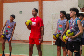 Notícia - Campeão da Liga Mundial de vôlei participa de treino que antecede Estadual em Forquilhinha