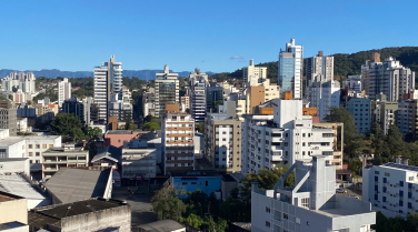 Notícia - Sol e calor continuam no domingo antes da virada no tempo em SC