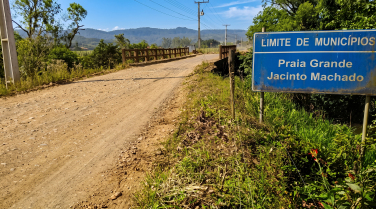 Notícia - Estrada estratégica no interior de SC pode ter máquinas na pista em setembro