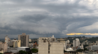 Notícia - Chuva forte avança e aumenta o risco de granizo, trovoadas e ventos fortes em SC
