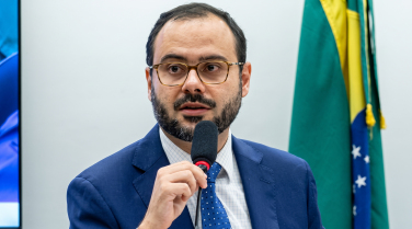 Notícia - Ministro admite dificuldade do Brasil em manter fábricas ativas diante da concorrência asiática