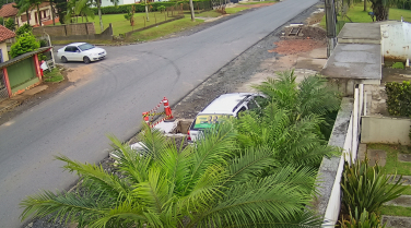 Notícia - Batida entre moto e carro estacionado deixa motociclista ferido em Forquilhinha