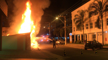 Notícia - Construção abandonada é destruída por incêndio (Vídeo)