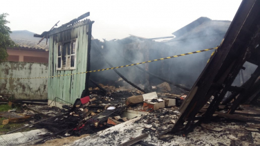 Notícia - Em Içara, casa é destruída por incêndio