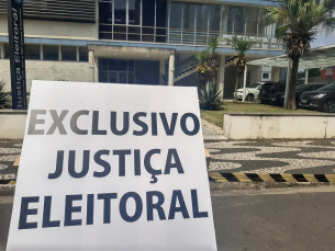 Notícia - Chefe do Cartório Eleitoral orienta eleitores com dificuldades