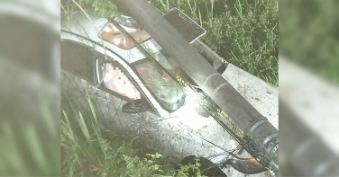Notícia - Carro cai em córrego e fica sob poste de iluminação após sair da pista em Içara