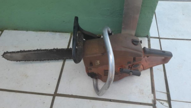 Notícia - Briga no corte de madeira termina com homem ferido por motosserra