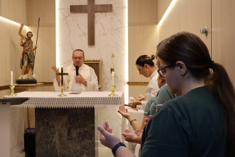Notícia - Hospital São João Batista retoma visitas de padre a pacientes internados