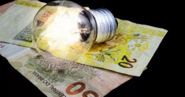 Notícia - Bandeira amarela volta e deixa conta de luz mais cara em maio