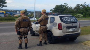Notícia - Confusão e desacato marcam abordagem policial em Balneário Arroio do Silva