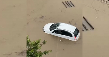 Notícia - Temporal alaga ruas, suspende aulas e fecha unidade de saúde em Criciúma