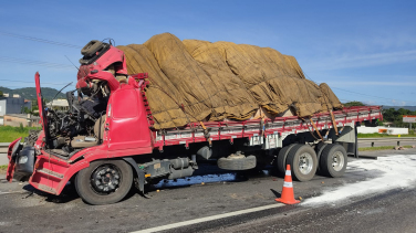 Notícia - Motorista de caminhão de Jaguaruna morre em acidente na BR-101