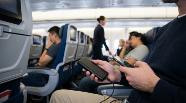 Notícia - Uso de powerbanks em voos passa a ter novas restrições devido acidentes recentes 