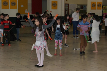Notícia - Pula-cordas produzidos na Satc são entregues a alunos