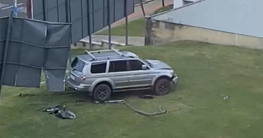 Notícia - Motorista foge após invadir calçada e destruir outdoors no Centro de Criciúma; Veja vídeo 
