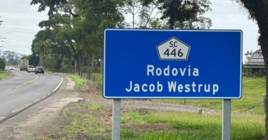 Notícia - Prefeito culpa Casan por rodovia com 'mais de 300 buracos' em SC