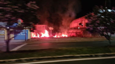 Notícia - Fogo em terreno e muita fumaça na Avenida Chile