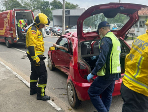 Notícia - Homem fica preso à ferragens de veículo após colisão em Cocal do Sul