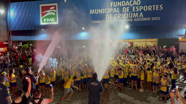 Notícia - Água no umbigo, sinal de perigo: 4º BBM forma 470 crianças no Projeto Golfinho
