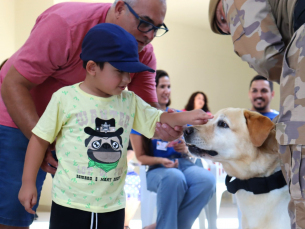 Notícia - AMA e Polícia Militar realizam terapia para autistas com auxilio de animais
