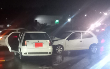 Notícia - Dois carros colidem de frente na SC-445 em Içara