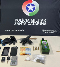 Notícia - PM prende dois homens após encontrar drogas e armas de fogo em casa no Balneário Rincão