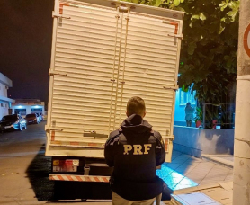 Notícia - Em Sombrio, PRF recupera caminhão que havia sido furtado no RS