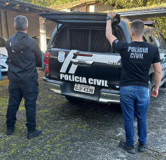 Notícia - Jovem é preso vendendo cocaína em frente a escola em Orleans