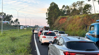 Notícia - Via Rápida liberada após acidente envolvendo caminhão do exército