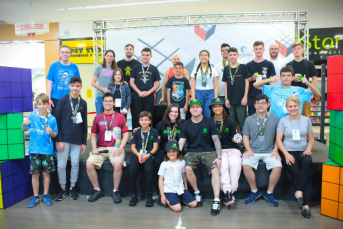 Notícia - Campeonato de Cubo Mágico, que acontece no Criciúma Shopping, está com inscrições abertas