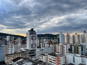 Notícia - Quarta será de tempo nublado com pancadas de chuva