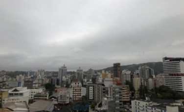 Notícia - Dia segue nublado com chance de chuva fraca na região