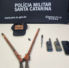 Notícia - PM prende três homens por furto em empresa de Içara